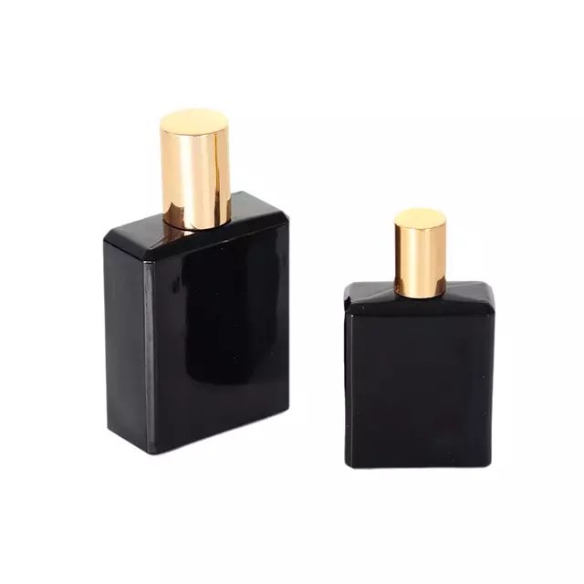 Frasco de perfume feminino preto em formato retangular com tampa dourada