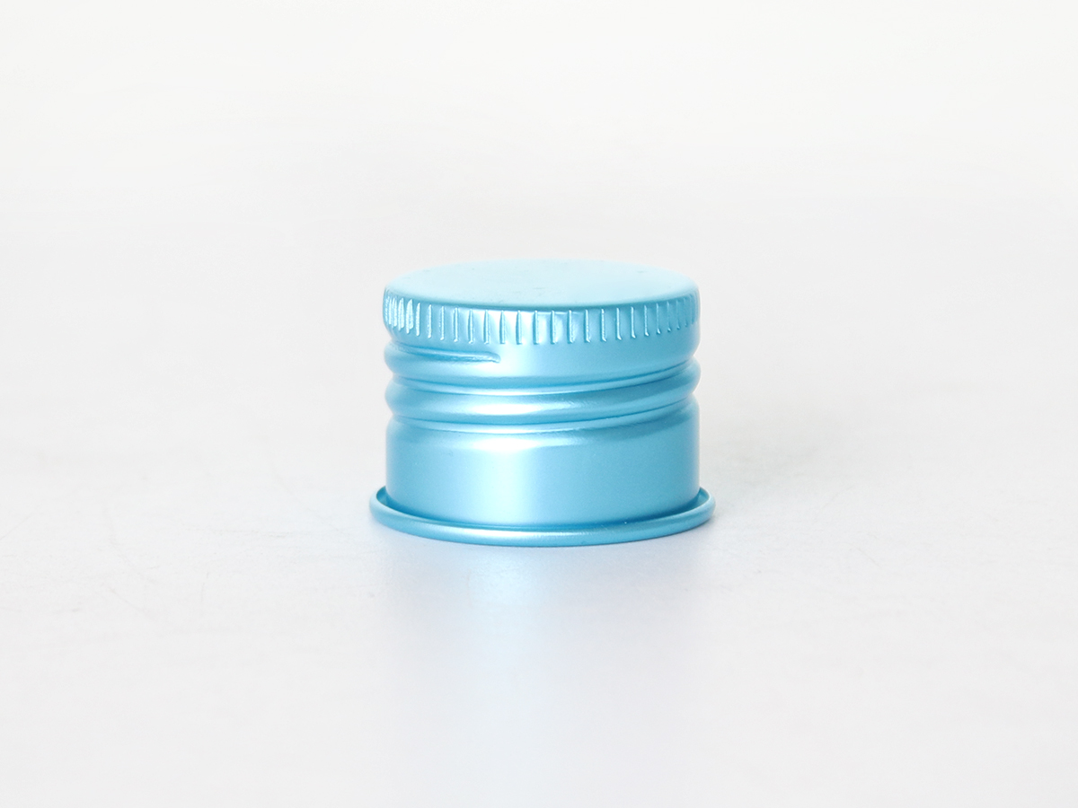 Garrafas e frascos de vidro branco com tampas azuis
