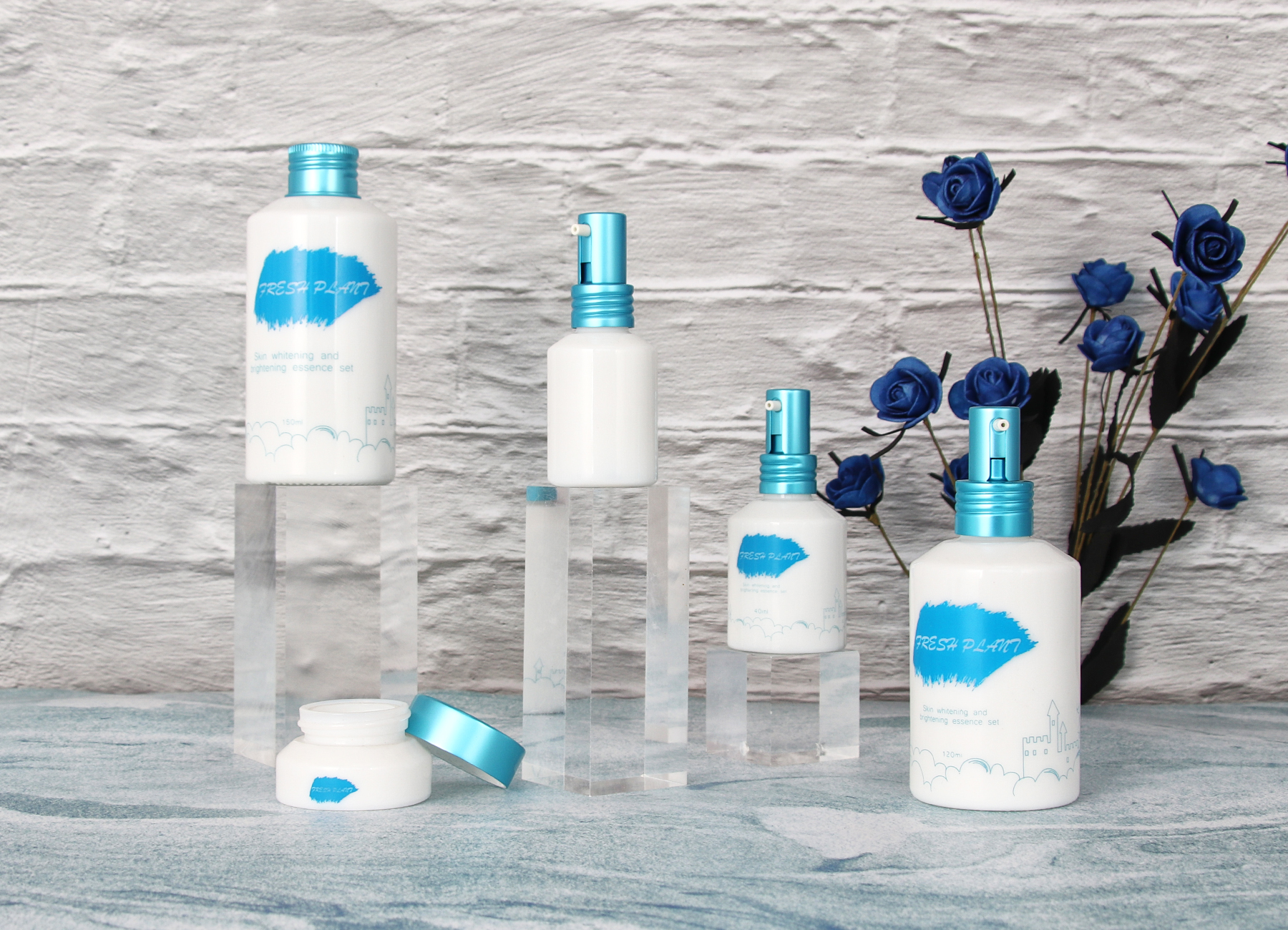 Garrafas e frascos de vidro branco com tampas azuis